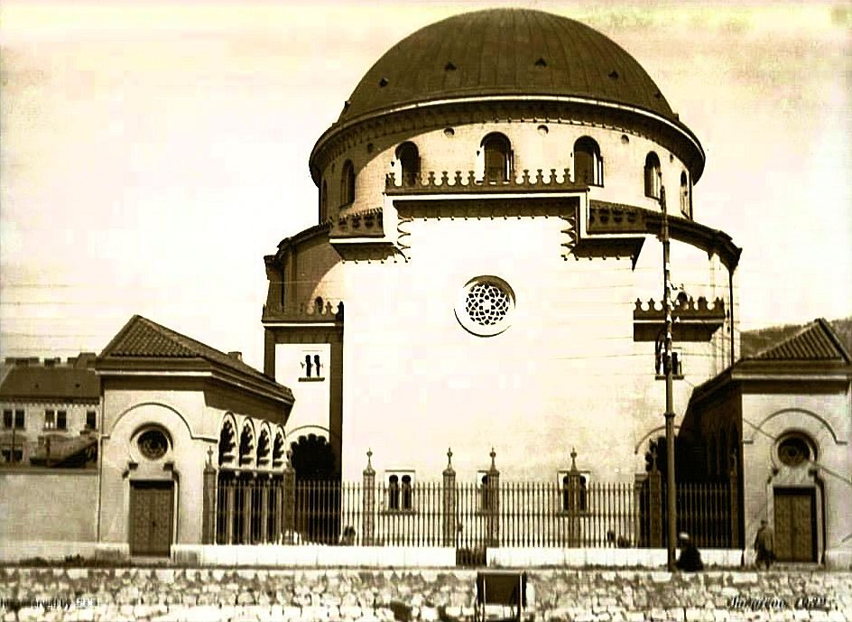Il Kal Grande, the Great Sephardic Synagogue of Sarajevo, in a postcard photographed between 1932 and 1941 — the pre-war heart of the city's four-century-old Sephardic community.