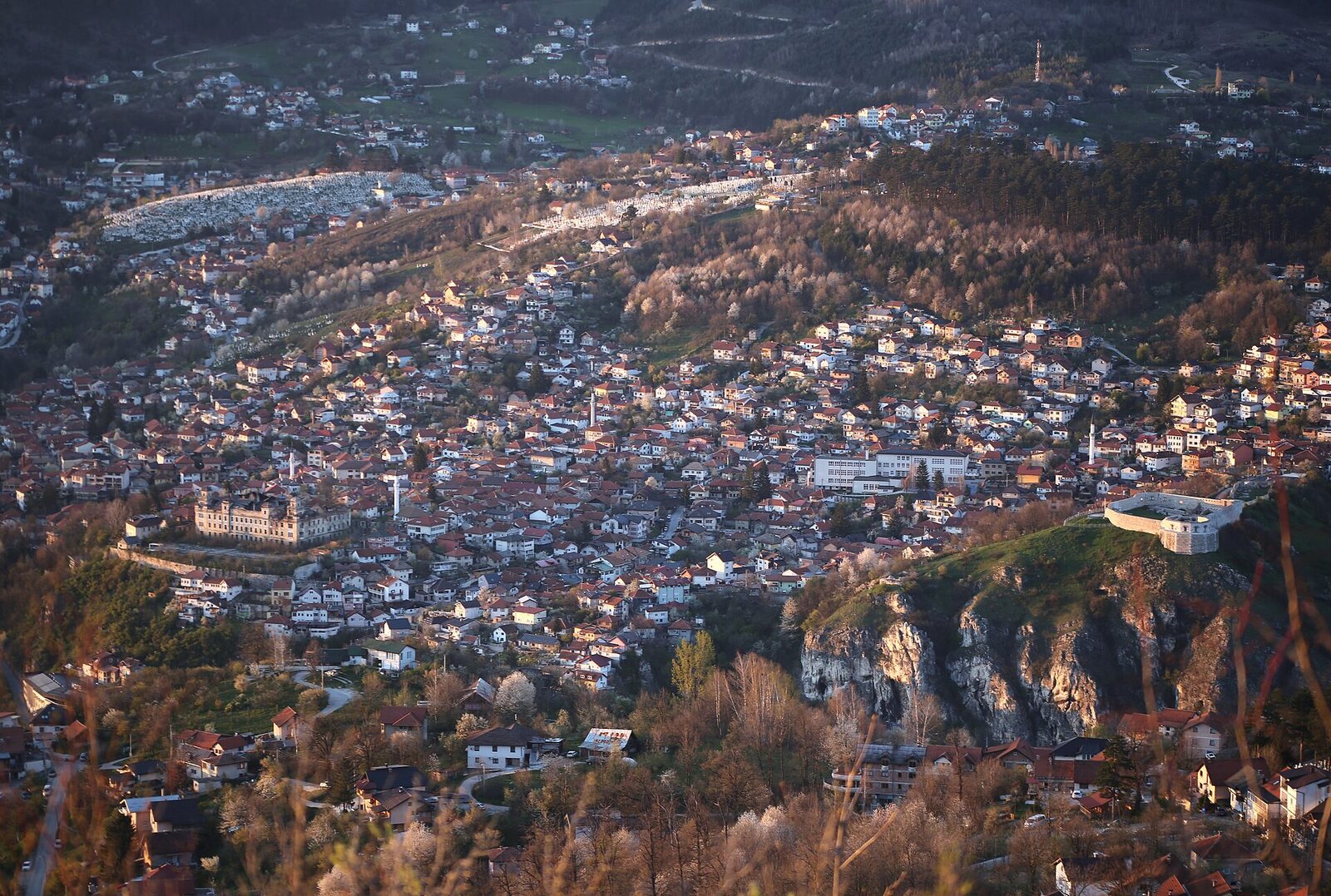 View of the Vratnik neighbourhood of Sarajevo in 2026, the slope above Baščaršija where the Hardaga family sheltered the Kavilios in April 1941.